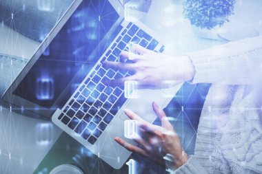 Bilgisayar ve veri temalı hologram çizimlerinde çalışan kadın elleri çift pozlama. Üst Manzara. Teknoloji konsepti.