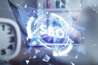 Bilgisayar ve seo hologram çizimleri üzerinde çalışan kadın elleri çift pozlama. internet arama kavramı.