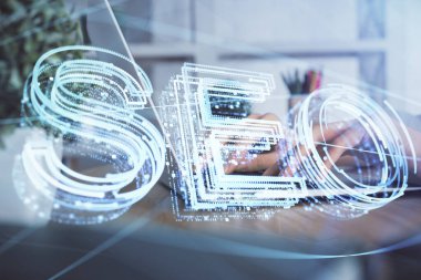Bilgisayar ve seo hologram çizimleri üzerinde çalışan kadın elleri çift pozlama. internet arama kavramı.