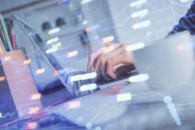 Bilgisayar ve veri temalı hologram çizimlerinde çalışan kadın elleri çift pozlama. Teknoloji kavramı.