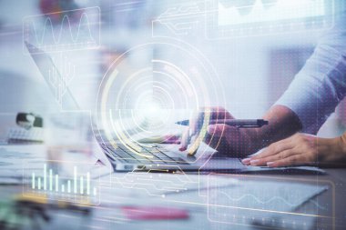 Bilgisayar ve veri temalı hologram çizimlerinde çalışan kadın elleri çift pozlama. Teknoloji kavramı.