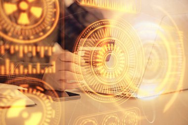 İnternetten alışveriş yapan bir kadının elinde kredi kartı ve teknoloji temalı bir çizim tutarken birden fazla pozu. Teknoloji konsepti.