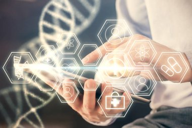 Erkeklerin el ele tutuşup, telefon ve DNA çizimlerini kullanırken çift pozlama. Tıp eğitimi kavramı.