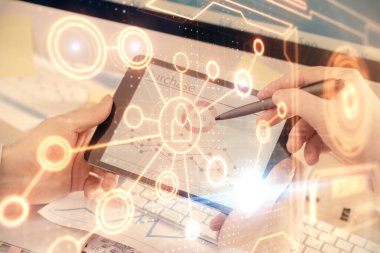 Bir erkeğin elini tutarken ve telefon ve sosyal ağ teması kullanırken çift pozlama.