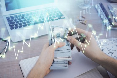 Finansal grafiğe çoklu pozlama hologram, Amerikan dolarları ve insan eli. Analiz kavramı.