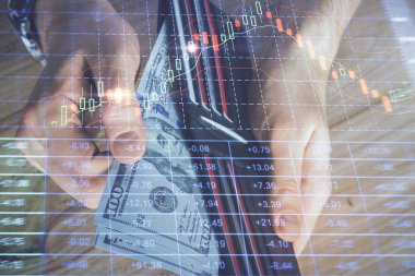 Forx grafiği, hologram, Amerikan dolarları ve insan eli çizimleri. Teknik Analiz kavramı.