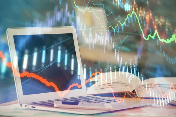 Forex γράφημα ολόγραμμα στο τραπέζι με φόντο τον υπολογιστή. Διπλή έκθεση. Έννοια των χρηματοπιστωτικών αγορών. — Φωτογραφία Αρχείου
