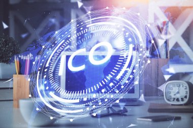 Engelleme zincirine ve kripto ekonomi temalı holograma ve bilgisayar arkaplanlı masaya çoklu maruz kalma. Bitcoin kripto para kavramı.