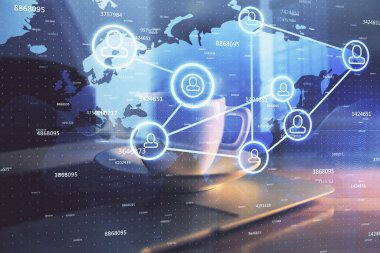 Sosyal ağ hologramıyla birlikte bilgisayar masaüstünde. Çoklu maruz kalma. Uluslararası insan ilişkileri kavramı.