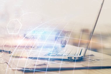 Bilgisayarlı ve dünya haritalı hologramlı çok katlı bir tablo. Uluslararası veri ağı kavramı.