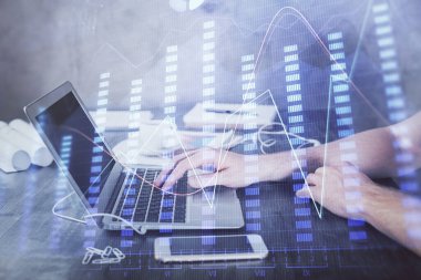 Arka planda bilgisayarla çalışan bir adamla iki kez ön x çizelgesine maruz kaldık. Pazar analizi kavramı.