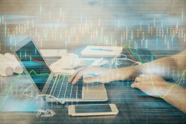 Arka planda bilgisayarla çalışan bir adamla iki kez ön x çizelgesine maruz kaldık. Pazar analizi kavramı.