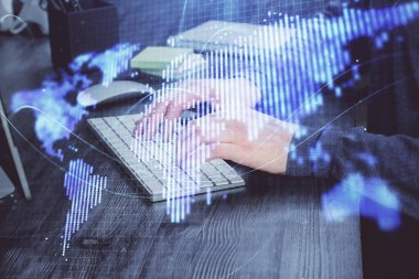 Arka planda dizüstü bilgisayar üzerinde çalışan işadamı çift pozlama. Önde uluslararası iş hologramı. Başarı kavramı.