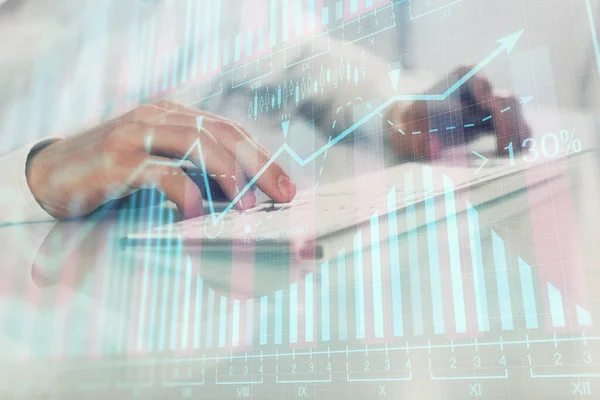 Doble exposición del gráfico con el hombre escribiendo en el ordenador en la oficina en segundo plano. Concepto de trabajo duro. Primer plano. . — Foto de Stock