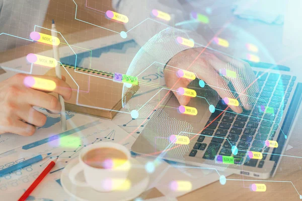 Arka planda bilgisayarla çalışan bir adamla dünya haritası hologramına çift pozlama. Dünya çapında ağ kavramı.