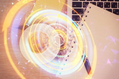 Teknoloji hologramı masaüstü arka planında bilgisayarın üzerine çiziyor. Üst Manzara. Çifte maruziyet. Teknoloji kavramı.
