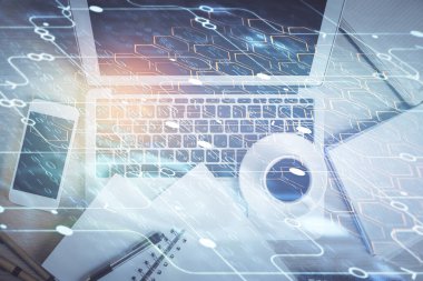 Bilgisayarla üst görünüm çalışma masası arka planında veri temasının çoklu pozlanması hologramı çiziyor. Teknoloji kavramı.