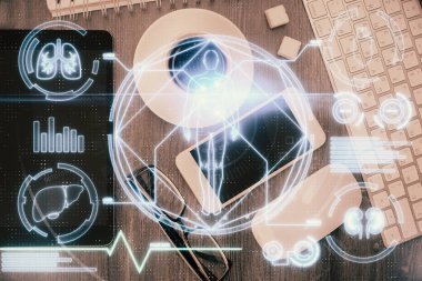 Eğitim teması telefonlu masanın üzerine iki kez çizilmiş. Üst Manzara. Bilim eğitimi kavramı.