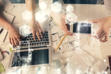 Kadın ve erkeğin birlikte çalışması ve teknoloji temalı çizimler. Bilgisayar arkaplanı. Üst Manzara. Yüksek teknoloji konsepti.