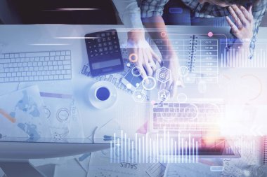 Kadın ve erkeğin birlikte çalışması ve veri temalı hologram çizimi. Bilgisayar arkaplanı. Üst Görünüm.