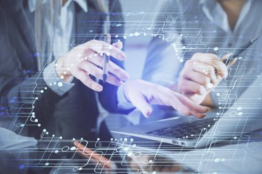 Kadın ve erkeğin birlikte çalışması ve teknoloji temasının hologramı çekmesi. Büyük veri konsepti. Bilgisayar arkaplanı.