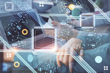 Kadın ve erkeğin birlikte çalışması ve teknoloji temasının hologramı çekmesi. Büyük veri konsepti. Bilgisayar arkaplanı.