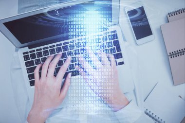 Bilgisayar ve veri temalı hologram çizimlerinde çalışan kadın elleri çift pozlama. Üst Manzara. Teknoloji konsepti.