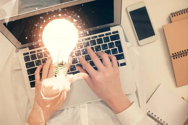 Doble exposición de las manos de las mujeres que trabajan en el dibujo del holograma de la computadora y la bombilla. Vista superior. Concepto de idea . —  Fotos de Stock