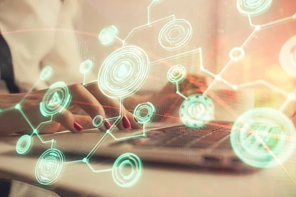 Doble exposición de las manos de la mujer escribiendo en la computadora y la red social tema holograma dibujo. Concepto de medios. — Foto de Stock