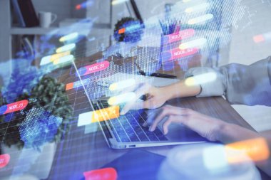 Bilgisayar ve veri temalı hologram çizimlerinde çalışan kadın elleri çift pozlama. Teknoloji kavramı.