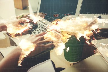 Kadın elinin bilgisayar ve iş temalı hologram çizimlerinde çifte pozlama. Başarı konsepti.