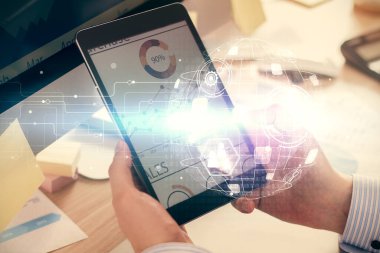 Bir erkeğin elini tutarken ve telefon ve sosyal ağ teması kullanırken çift pozlama.