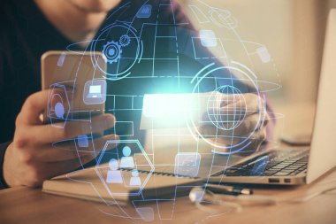 Bir erkeğin elini tutarken ve telefon ve sosyal ağ teması kullanırken çift pozlama.