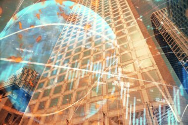 Yüksek binaların arka planında çoklu pozlama olan eski şehir haritası. Finansal araştırma kavramı.