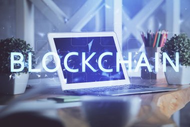 Engelleme zincirine ve kripto ekonomi temalı holograma ve bilgisayar arkaplanlı masaya çoklu maruz kalma. Bitcoin kripto para kavramı.