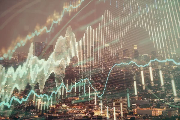 Gráfico financiero sobre paisaje nocturno de la ciudad con altos edificios de doble exposición de fondo. Concepto de análisis . —  Fotos de Stock