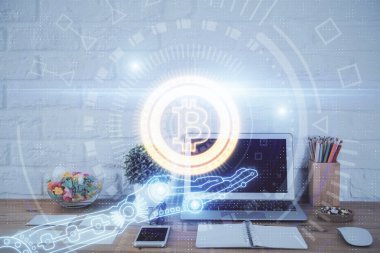 Engelleme zincirine ve kripto ekonomi temalı holograma ve bilgisayar arkaplanlı masaya çoklu maruz kalma. Bitcoin kripto para kavramı.