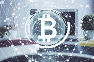 Engelleme zincirine ve kripto ekonomi temalı holograma ve bilgisayar arkaplanlı masaya çoklu maruz kalma. Bitcoin kripto para kavramı.