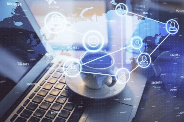 Sosyal ağ hologramıyla birlikte bilgisayar masaüstünde. Çoklu maruz kalma. Uluslararası insan ilişkileri kavramı.