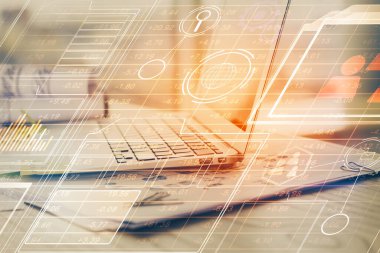 Dizüstü bilgisayar ve teknoloji temalı holograma çifte maruz kalma. Serbest çalışma kavramı.