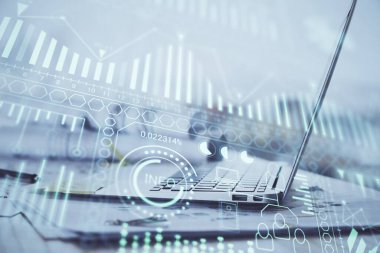 Bilgisayar, teknoloji temalı hologramla birlikte ofiste. Çoklu maruz kalma. Teknoloji kavramı.