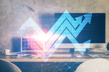 Bilgisayar masaüstünde, okların hologramını gösteriyor. Çifte maruziyet. Başarı kavramı.