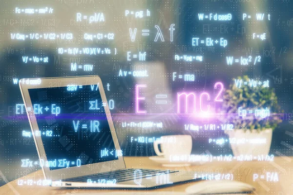 Computadora de escritorio de fondo y fórmula holograma de escritura. Doble exposición. Concepto educativo. — Foto de Stock