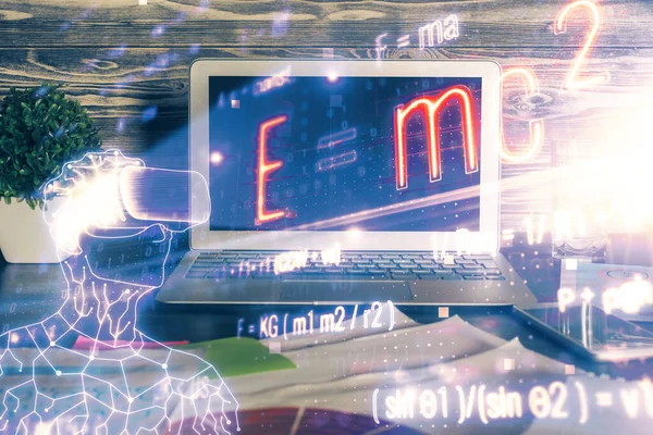 Desktop computer achtergrond en formule hologram schrijven. Dubbele belichting. Onderwijsconcept. — Stockfoto