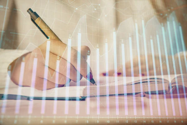 Multi exponering av kvinnans händer gör anteckningar med Forex diagram hologram. Koncept aktiemarknads analys. — Stockfoto