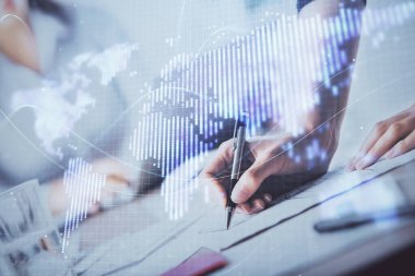 Eller üzerinde uluslararası iş hologram notları arka plan alarak. Başarı kavramı. Çoklu pozlama