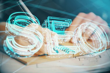 Kadın elinin SEO simgesiyle notlar alırken çoklu pozlanması. Arama motoru optimizasyonu kavramı