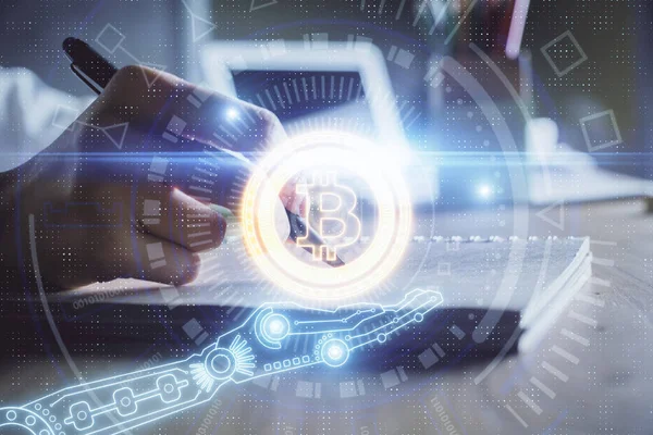 Kripto para birimi hologramı, Bitcoin, ellerin üstünde ico teması not tutuyor. Engelleme zinciri kavramı. Çoklu pozlama — Stok fotoğraf