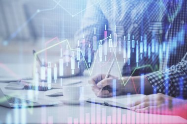 Arka planda bilgisayarda çalışan bir adamla birlikte çok sayıda formasyona maruz kaldık. Pazar analizi kavramı.