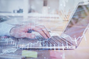 Arka planda dizüstü bilgisayar üzerinde çalışan adam ile borsa grafiği çift pozlama. Finansal analiz kavramı.